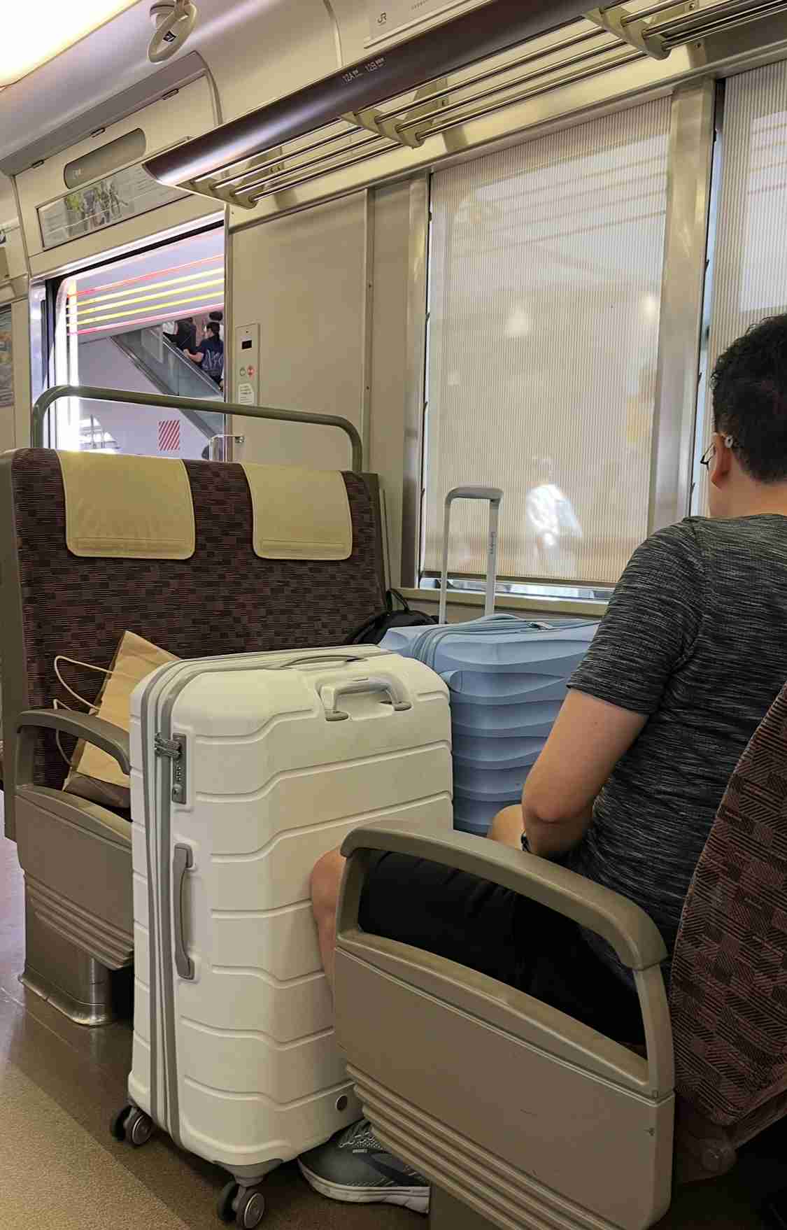 電車内のキャリーケースって、どうされてますか？