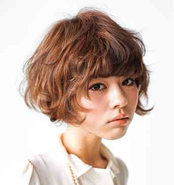 頬がコケてる人