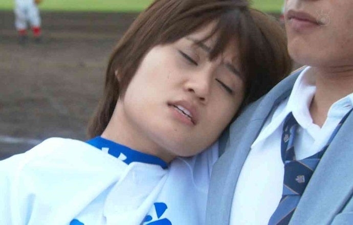 前田敦子34歳、美肌大胆露出! 刺激的な手ブラショットに「いいのこれ?」「攻めてて良い!」