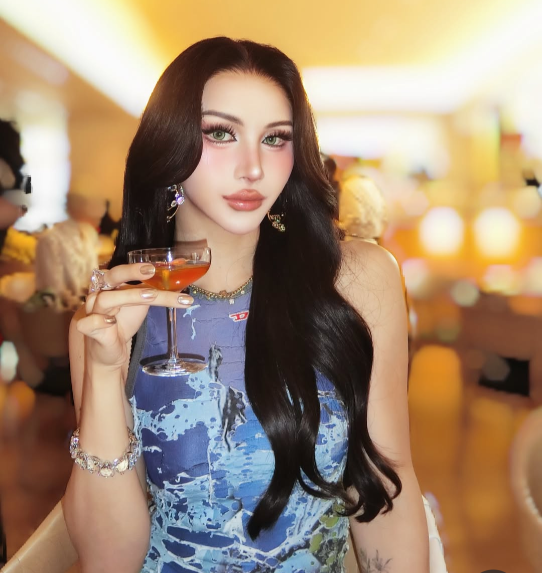 詐欺メイクしてる人