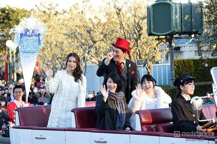 上戸彩、東京ディズニーランドにサプライズ登場! 『ズートピア2』ニック&ジュディとゲストにあいさつ