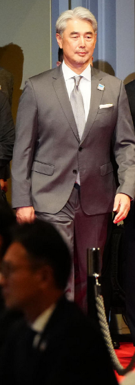 「何を着ても老けて・太って見える…」のはなぜ?奇跡の48歳が教える“姿勢”を秒でなおす方法