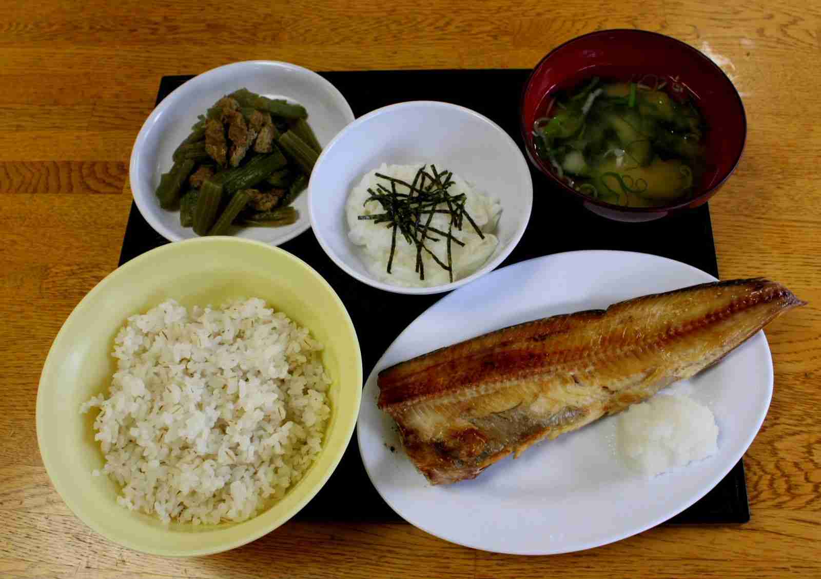 「誰から見てもこの給食はひどい」保護者絶句…小学生の娘が下校後毎日「お腹すいた」　ネット「貧相」と疑問殺到
