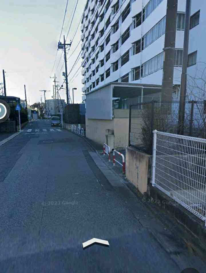 小学生くらいの女の子が歩行中に倒れたところを車にひかれ意識不明の重体　運転の男を過失運転傷害の疑いで現行犯逮捕　埼玉・朝霞市