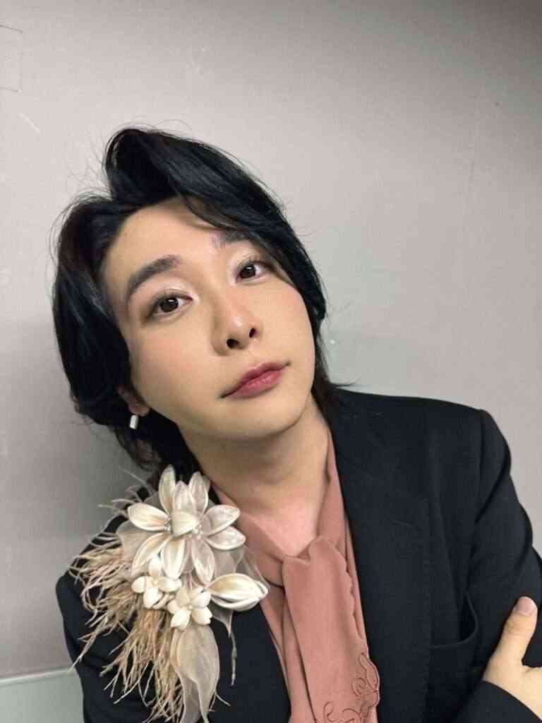 「そのお口はなんだい」ミセス大森元貴、アヒル口強調キャスケット＆メガネ姿のあざと自撮りに悲鳴「この可愛さは凶器」