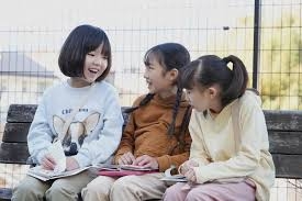 高額転売や模倣品も…ボンボンドロップシール人気はなぜここまで過熱したのか　｢平成女児｣の心を掴んだ〈シール交換〉ブームの実態