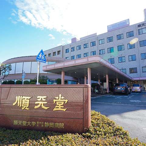 強盗致傷容疑で逮捕された男が入院中の病院から逃走　カーテン越しの監視の隙をつき窓から逃走か　警察が行方追う