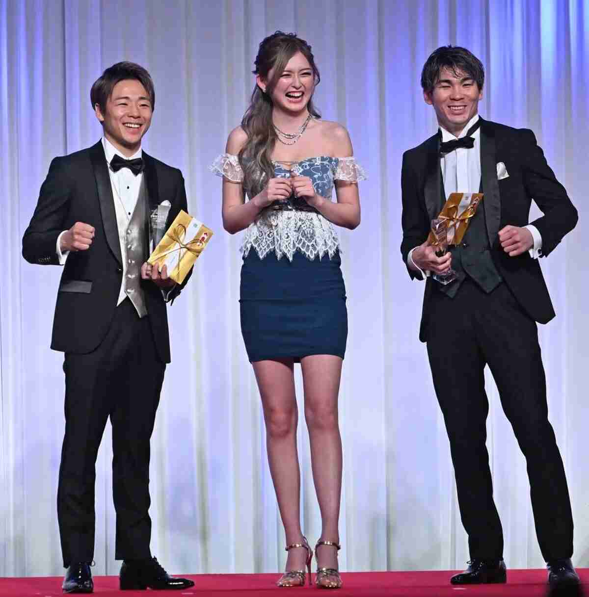 「頭身どうなってんの？？」阪神競馬場降臨のすらり長身ゆうちゃみにSNS騒然「表彰式で一番背が高い」「異彩放ってたな」
