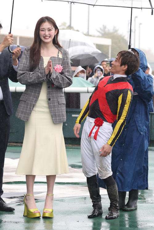「頭身どうなってんの？？」阪神競馬場降臨のすらり長身ゆうちゃみにSNS騒然「表彰式で一番背が高い」「異彩放ってたな」