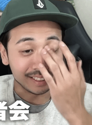 何かに怯えて生きてる人