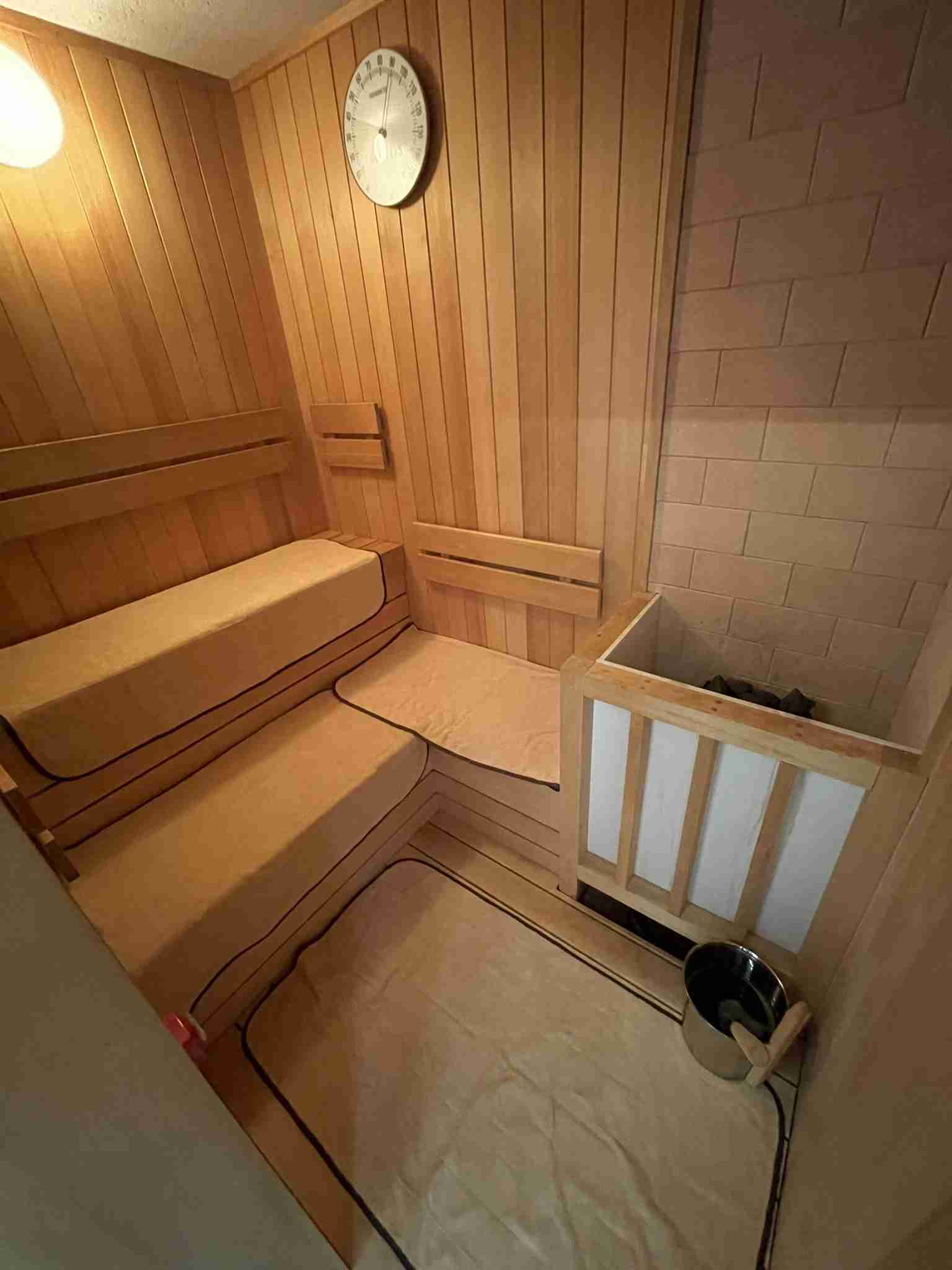 非常ボタン“電源切れ”？“ドアノブ”外れ落下　サウナ火事　亡くなったのは30代夫婦