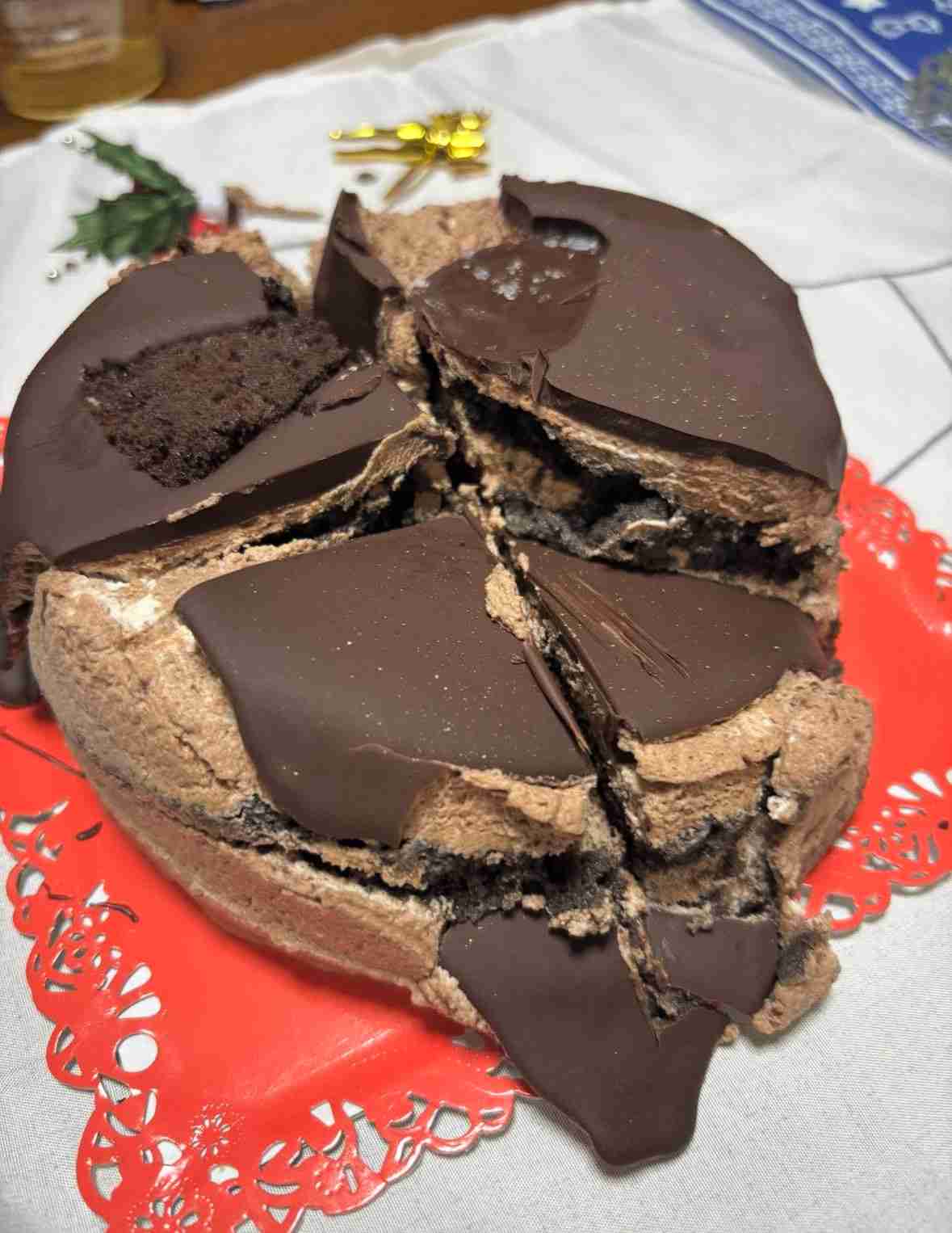 創業138年の老舗菓子店4代目が独立した店でクリスマスケーキを頼んだら→AIのようなサンプル写真、スプーンが突き刺さりグチャグチャ、グルーポンのおせち事件を思い出す