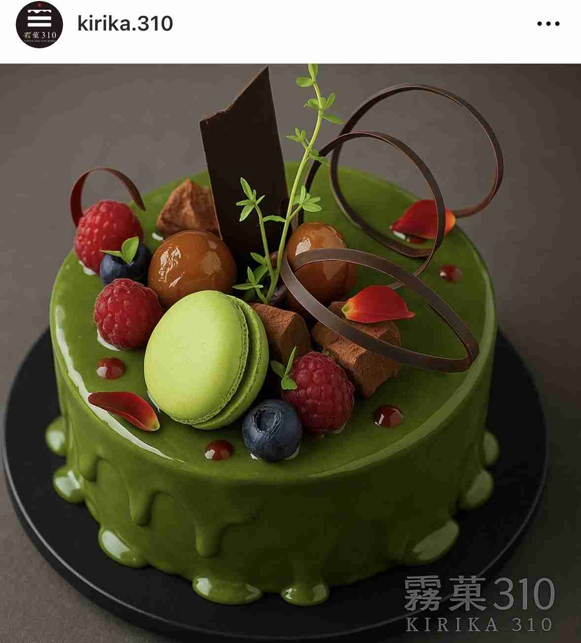 創業138年の老舗菓子店4代目が独立した店でクリスマスケーキを頼んだら→AIのようなサンプル写真、スプーンが突き刺さりグチャグチャ、グルーポンのおせち事件を思い出す