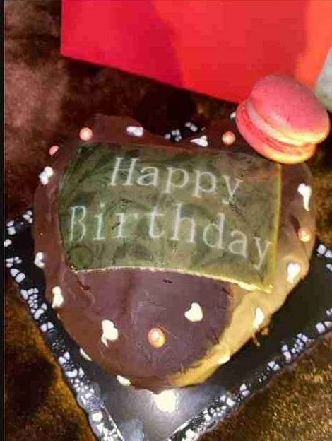 創業138年の老舗菓子店4代目が独立した店でクリスマスケーキを頼んだら→AIのようなサンプル写真、スプーンが突き刺さりグチャグチャ、グルーポンのおせち事件を思い出す