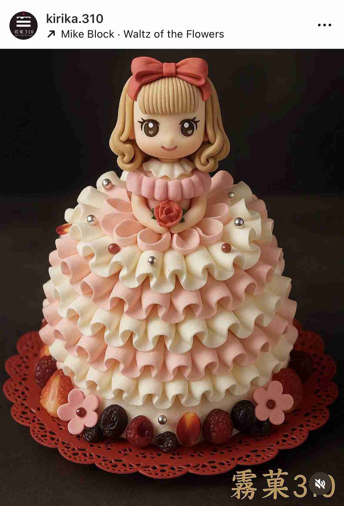 創業138年の老舗菓子店4代目が独立した店でクリスマスケーキを頼んだら→AIのようなサンプル写真、スプーンが突き刺さりグチャグチャ、グルーポンのおせち事件を思い出す