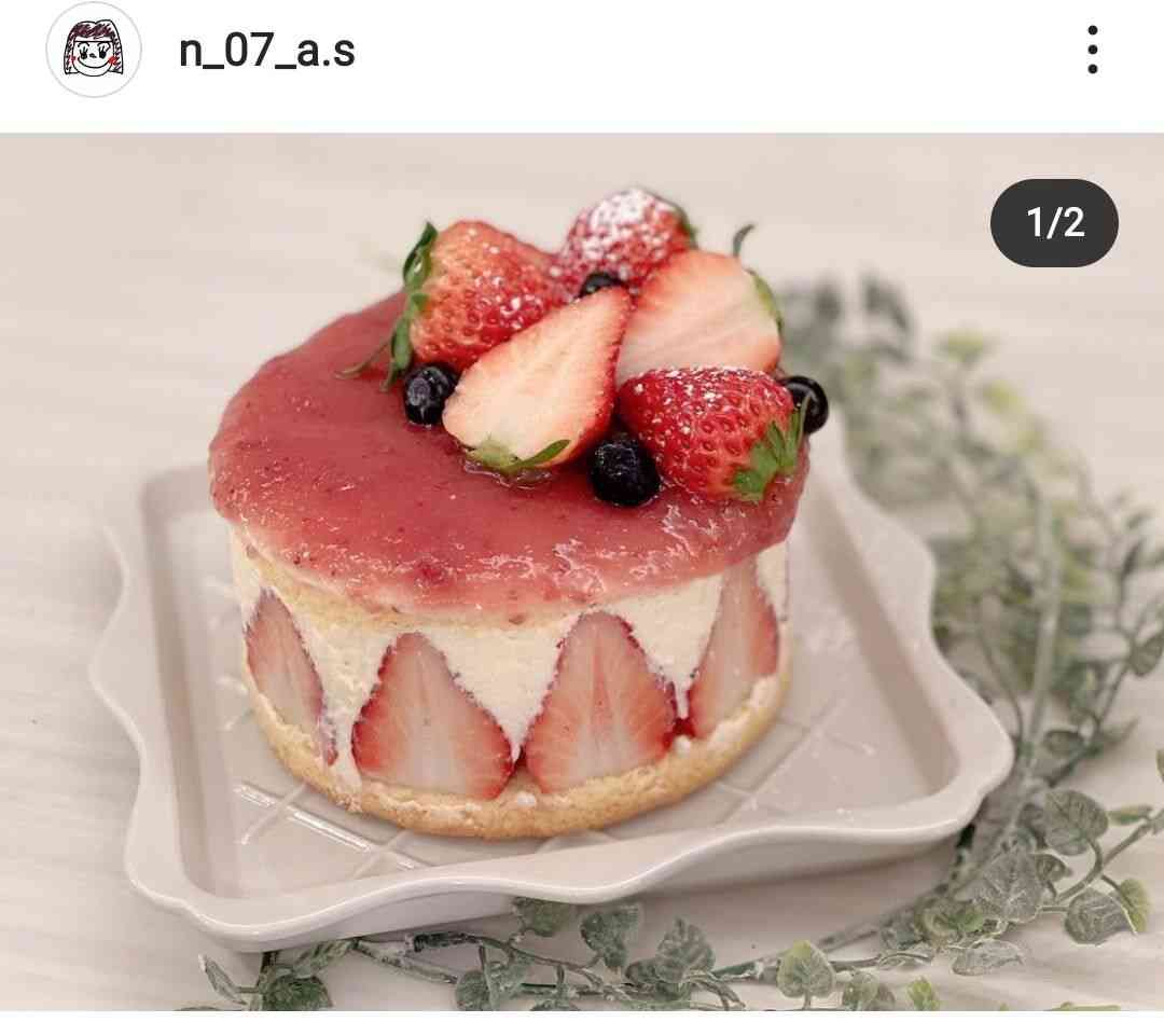 創業138年の老舗菓子店4代目が独立した店でクリスマスケーキを頼んだら→AIのようなサンプル写真、スプーンが突き刺さりグチャグチャ、グルーポンのおせち事件を思い出す