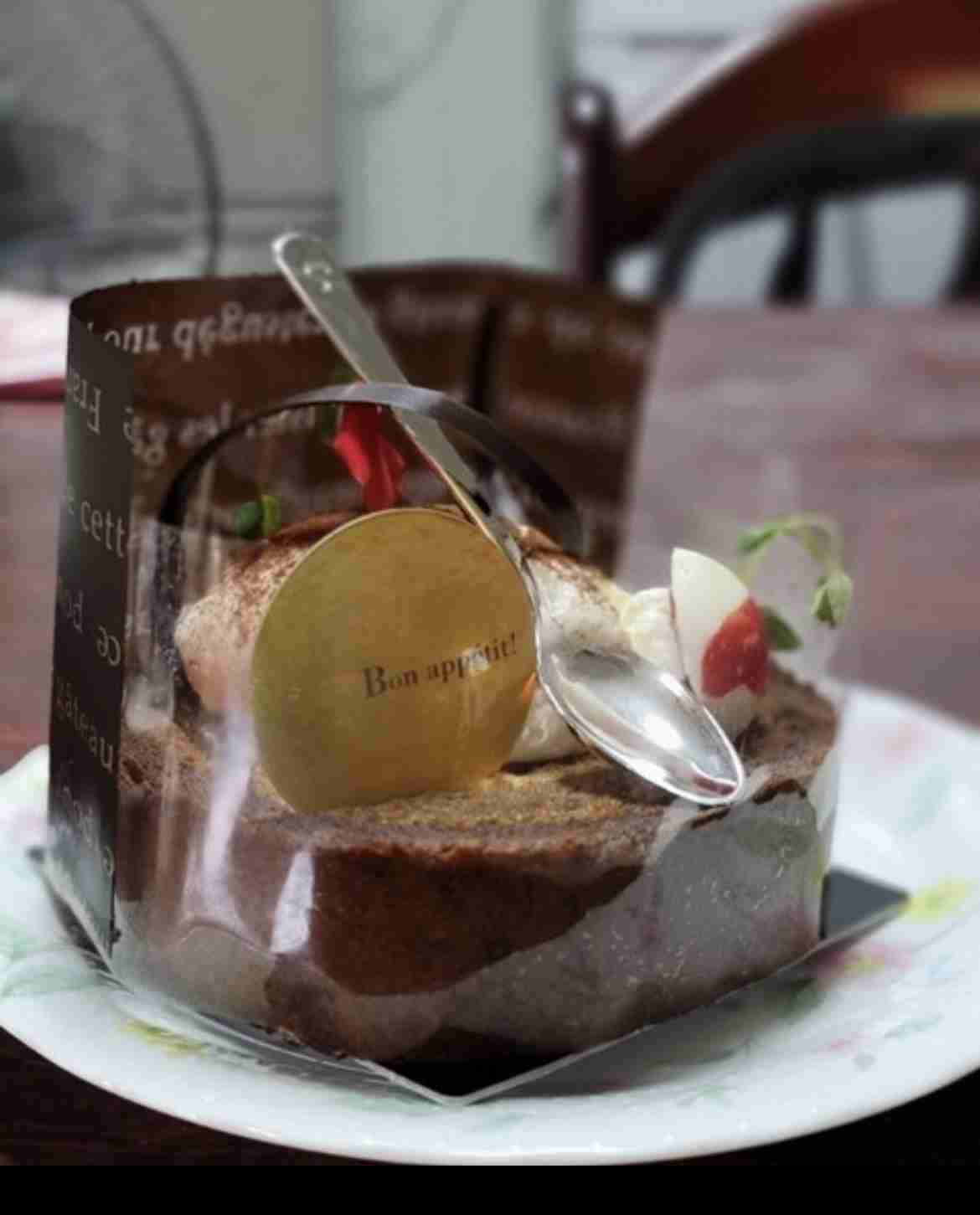 創業138年の老舗菓子店4代目が独立した店でクリスマスケーキを頼んだら→AIのようなサンプル写真、スプーンが突き刺さりグチャグチャ、グルーポンのおせち事件を思い出す