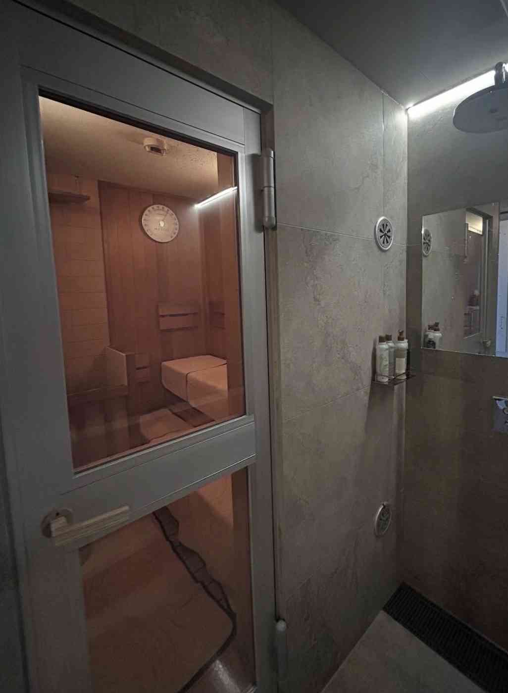 東京・赤坂の個室サウナ店で火事 男女が意識不明の重体