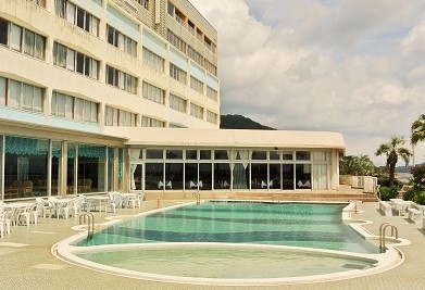 水深2mのホテルプールで大学生溺死、監視員なし　8千万円賠償命令