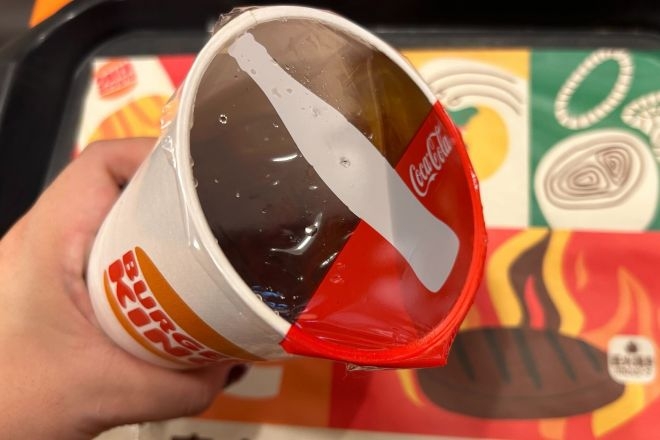 マクドナルド、開発に3年以上かけた渾身の“飲めるフタ”を提供開始で企業努力に称賛も「気持ち悪い」分かれる賛否