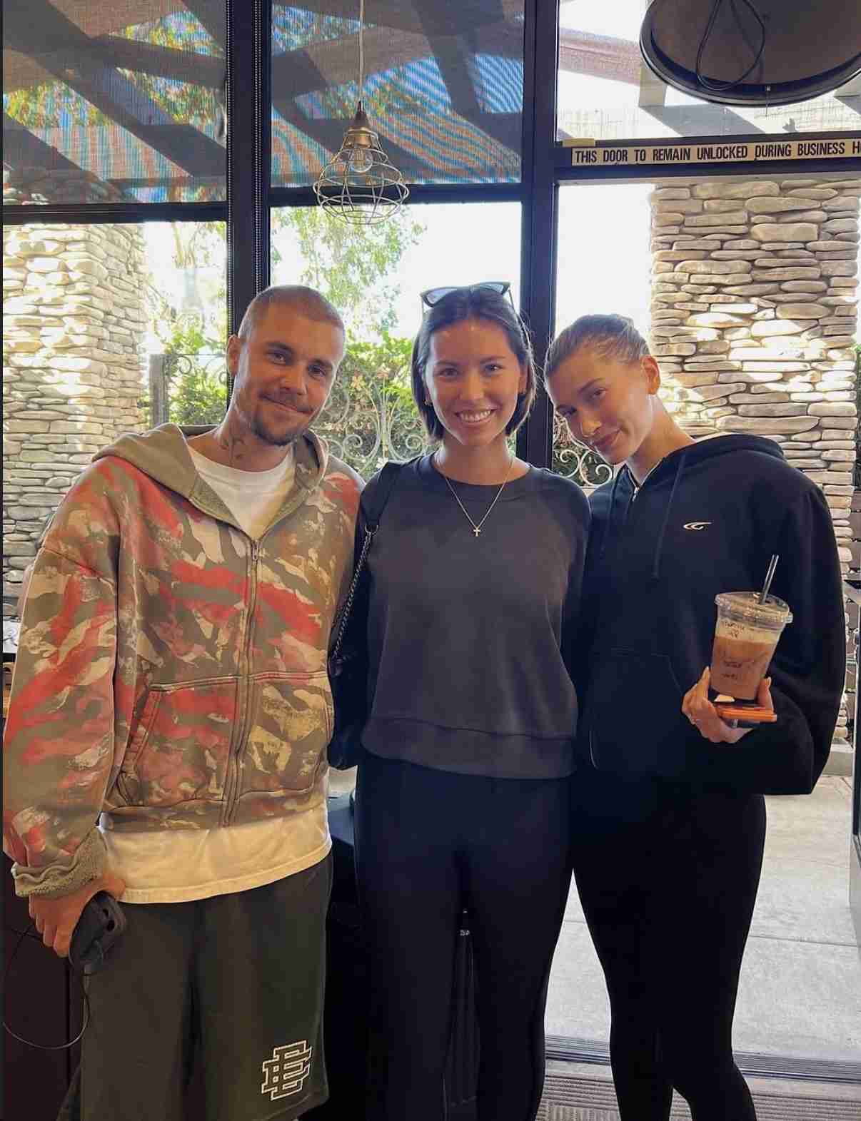 《その服どこで買ったの？》衝撃チェンジ姿のジャスティン・ビーバー（31）が“眼球バキバキTシャツ”披露でファン困惑　裁判決着の前後で「ヒゲを剃る」発言も