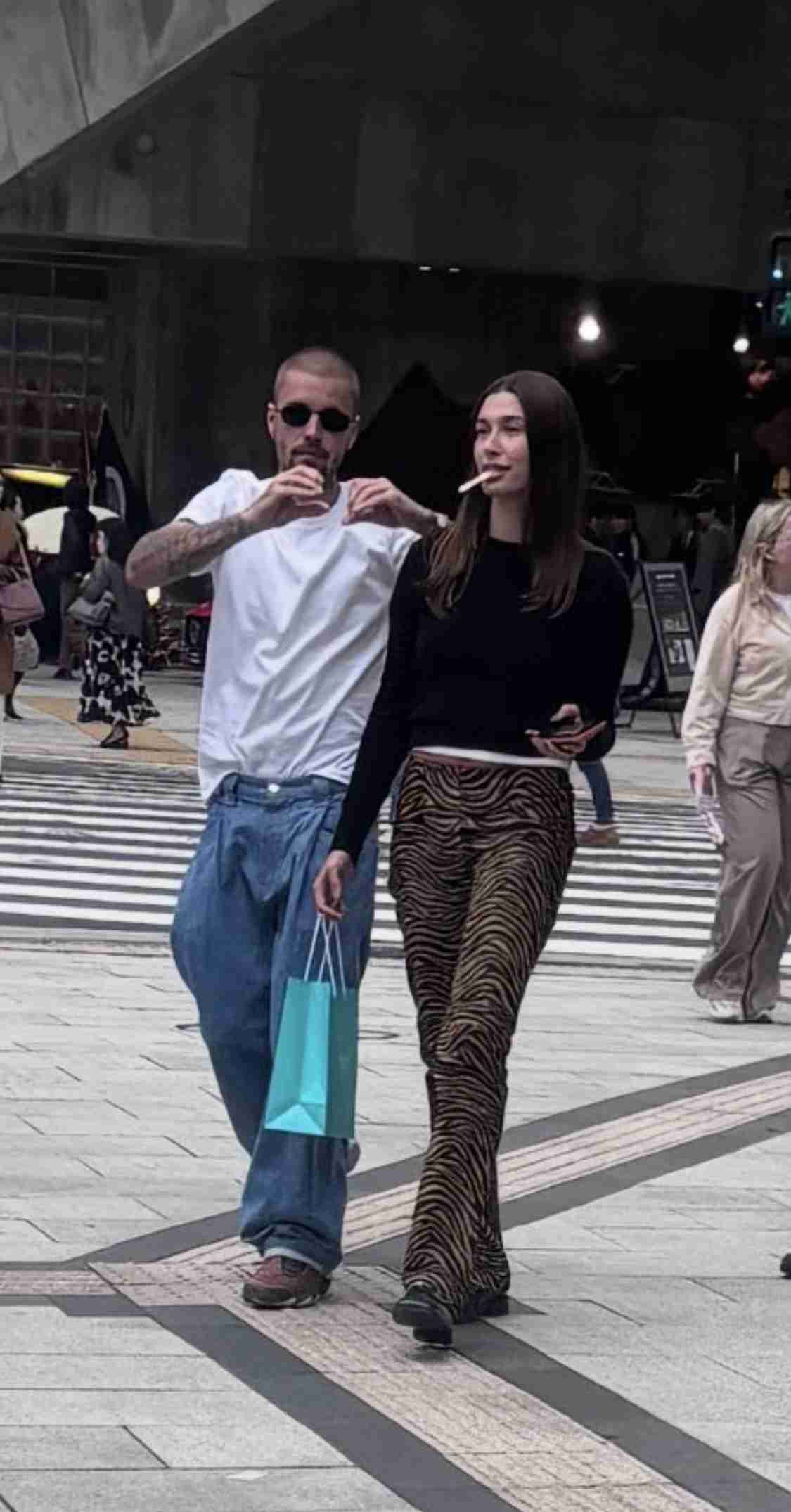 《その服どこで買ったの？》衝撃チェンジ姿のジャスティン・ビーバー（31）が“眼球バキバキTシャツ”披露でファン困惑　裁判決着の前後で「ヒゲを剃る」発言も