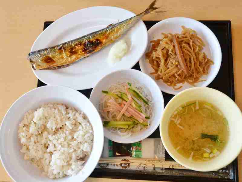 公立小学校の給食無償化 食材費相当額を国が負担へ
