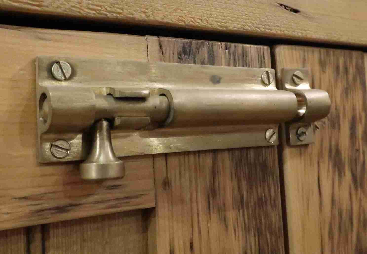 〈赤坂・超高級サウナ2人死亡〉「夫婦には小さな子どもがいた…」電源が切れていた非常ボタン、夫は妻を覆うように倒れ火傷も…店の“関係先”には11月に業務停止命令も