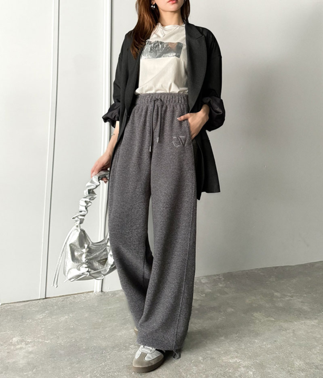 職場でも「スウェットパンツ」なぜ人気?おしゃれに着こなす今風スタイルとは?【THE TIME,】