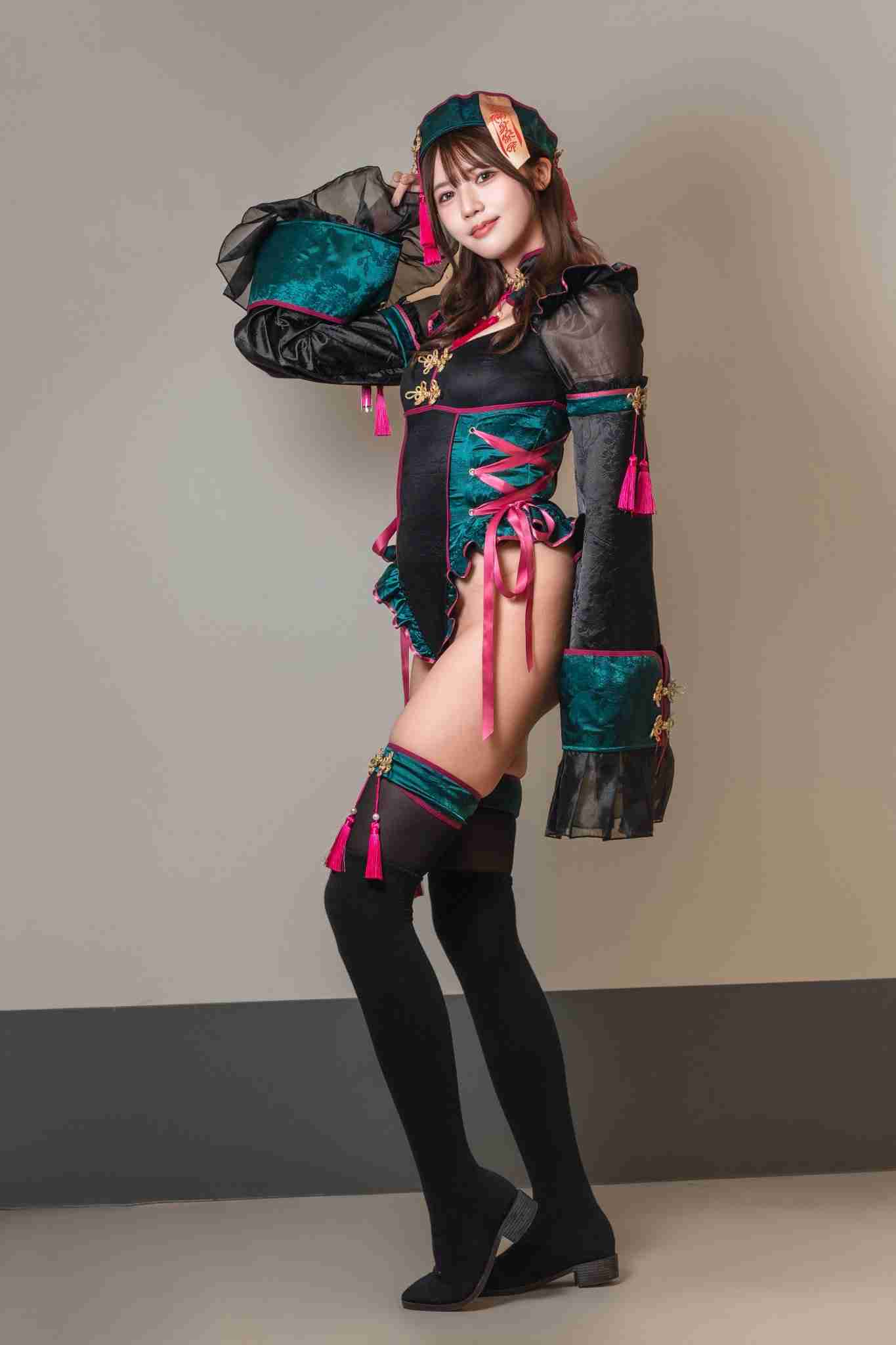 「身体の半分以上が脚」　176cm股下90cmの「無加工」全身ショットに衝撃「この長さはヤバい」