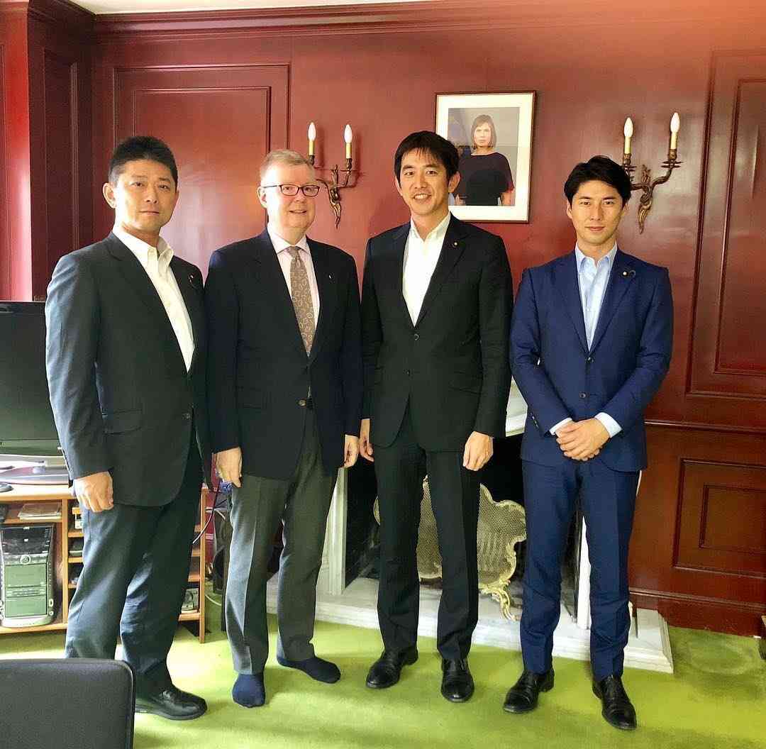 小泉進次郎防衛相が豪防衛相と一緒にランニング　省の敷地内、絆の強さアピール