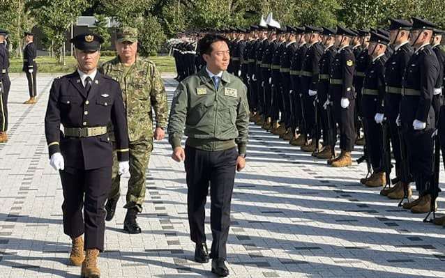 小泉進次郎防衛相が豪防衛相と一緒にランニング　省の敷地内、絆の強さアピール