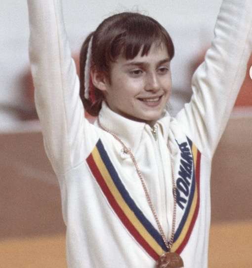 64歳コマネチ、軽やか白レオタードに「変わらない美しさ」「時を超越」 海外ファン魅了