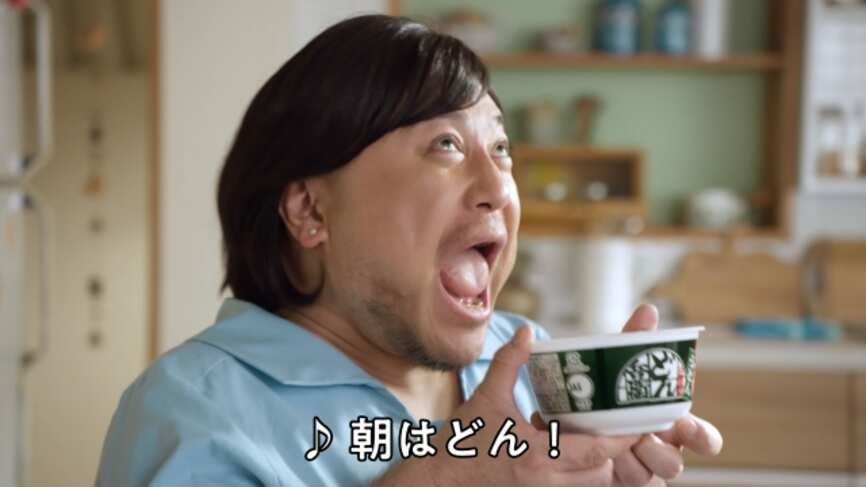 どん兵衛公式のCMが、ハリウッドザコシショウを起用した”誇張しすぎたフジパンCM”で正気の沙汰ではない