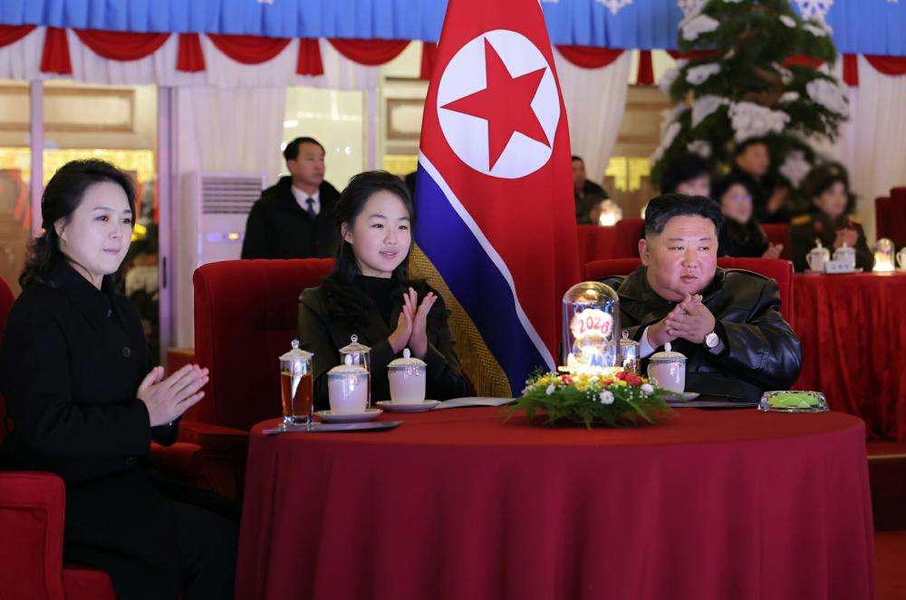 北朝鮮・金正恩総書記、コートと革靴で「女湯」視察という違和感…ぎこちない住民、緊張の湯けむり