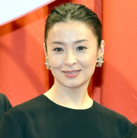 整形疑惑を否定した“平成ギャルの立役者”がプチプラ縛りメイクを公開し大反響、40代となった元カリスマ・安西ひろこの最新姿