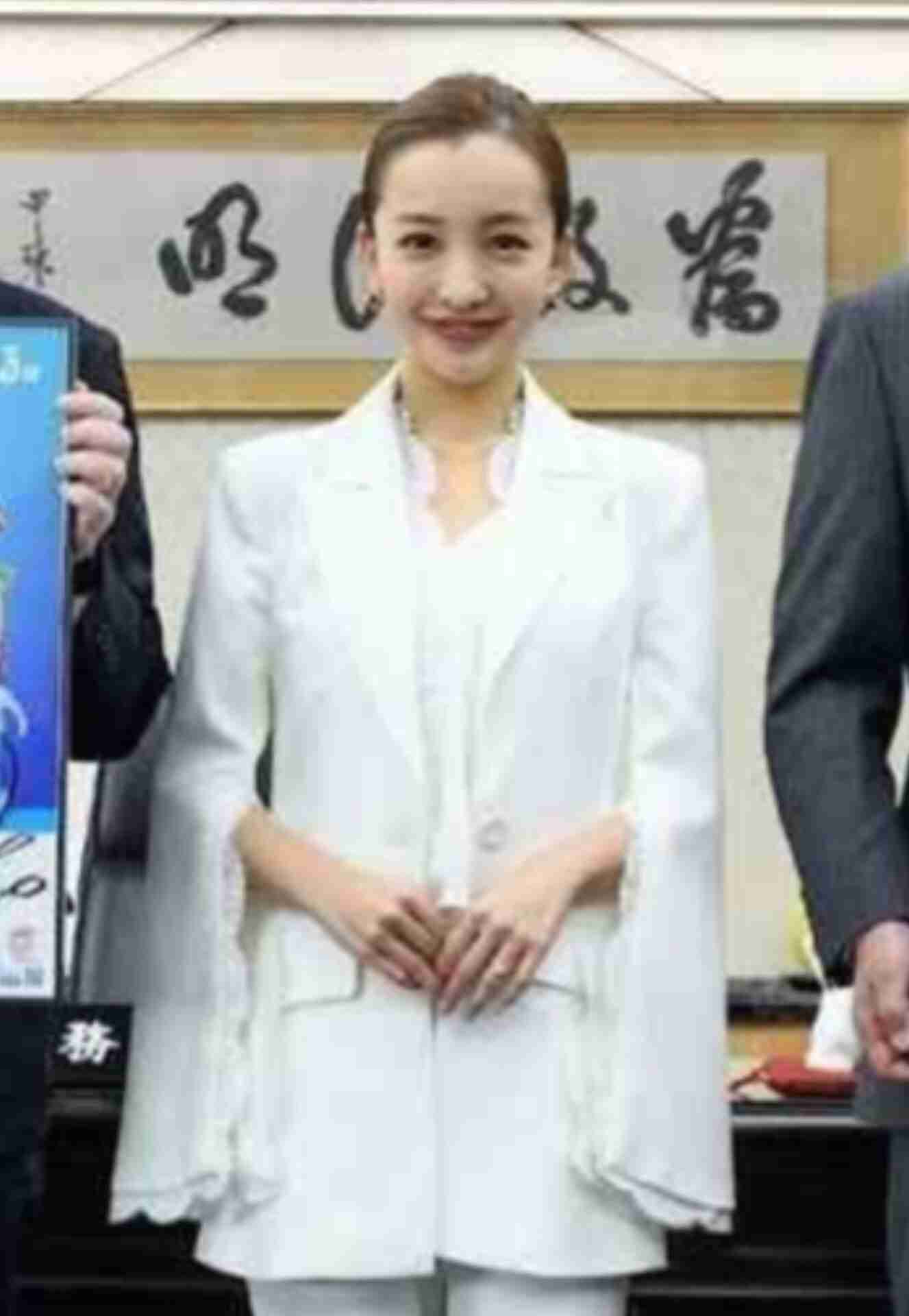 板野友美が林総務大臣を「表敬訪問」　一見パンツスーツ…実はおしゃれ満載　1児ママ、実業家の顔も
