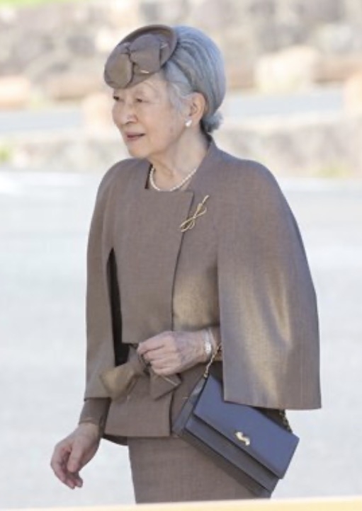 板野友美が林総務大臣を「表敬訪問」　一見パンツスーツ…実はおしゃれ満載　1児ママ、実業家の顔も