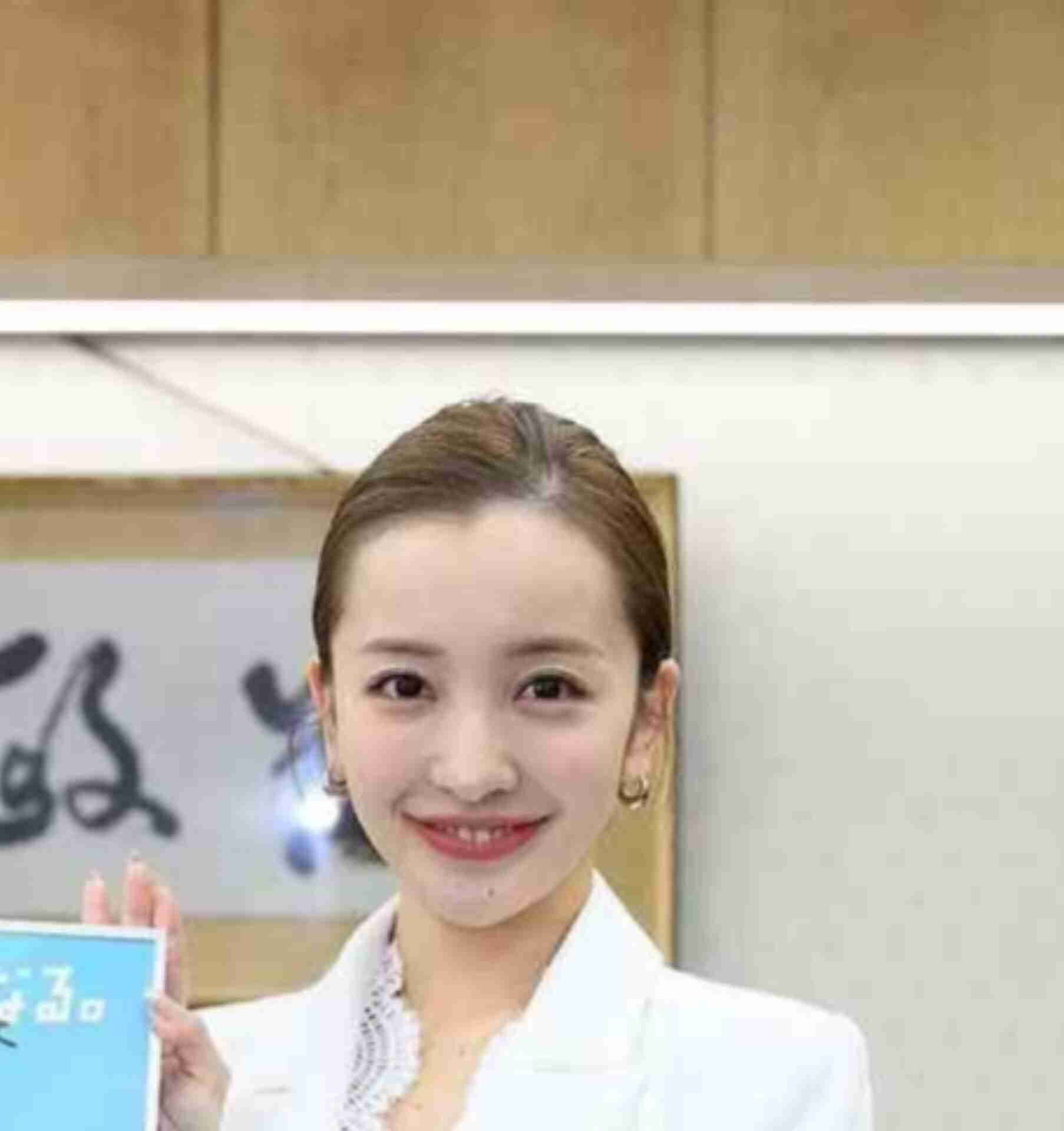 板野友美が林総務大臣を「表敬訪問」　一見パンツスーツ…実はおしゃれ満載　1児ママ、実業家の顔も
