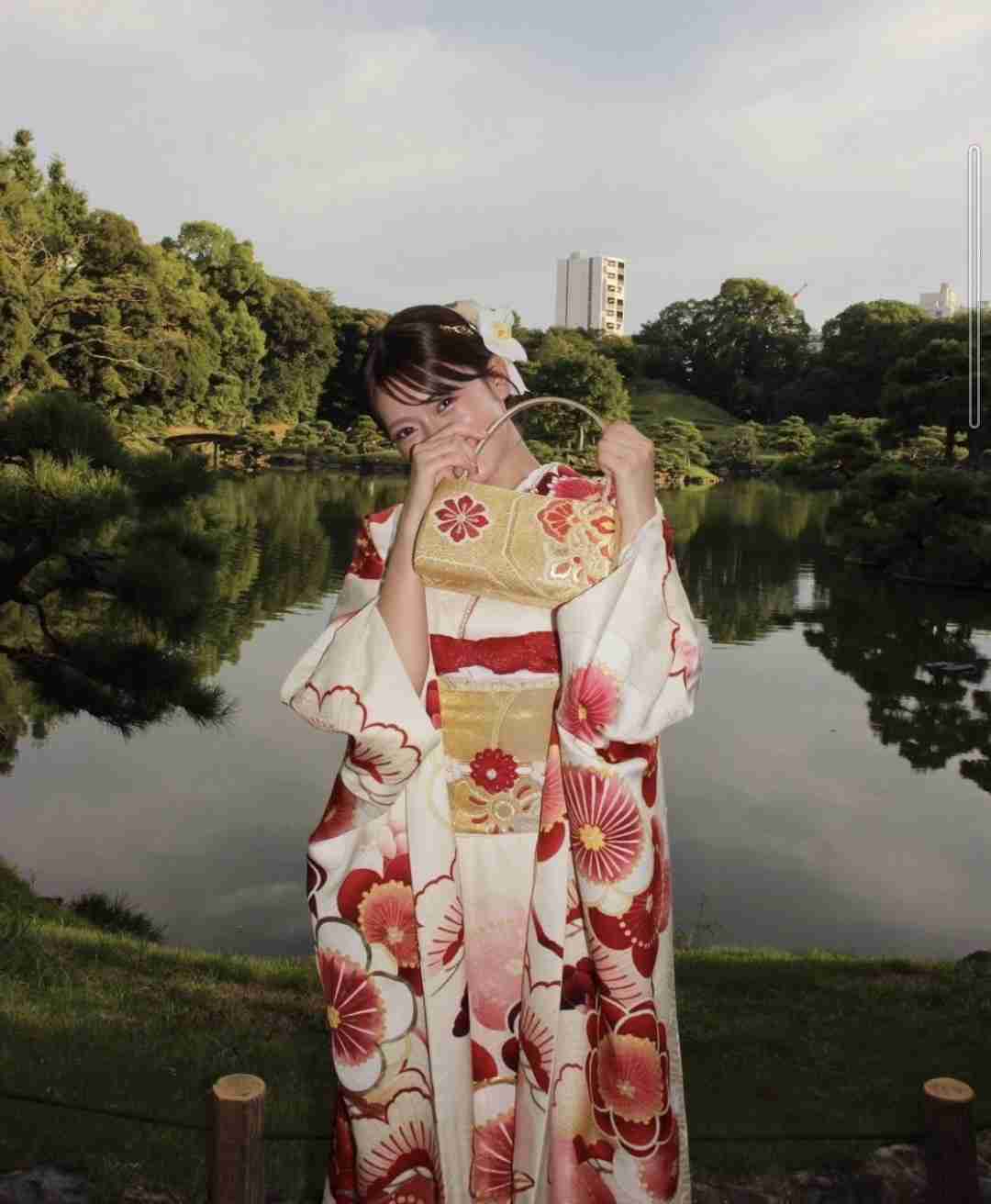 乃木坂46成人式に赤、深い紺、白と黒、ピンク、グレー調の振り袖5人「パカラッパカラッ世代」