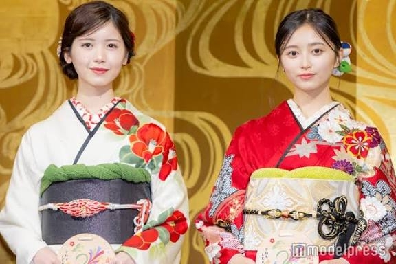 乃木坂46成人式に赤、深い紺、白と黒、ピンク、グレー調の振り袖5人「パカラッパカラッ世代」