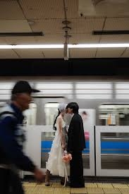 名古屋の地下鉄駅構内で“堂々キス”のウエディングフォトが通行の邪魔だと炎上、市交通局は「望ましくない」と回答