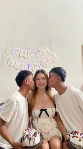 双子の兄弟と同時交際する24歳女性に賛否⇨家族公認で3人同棲、妊娠した場合の考えも明かす（タイ）