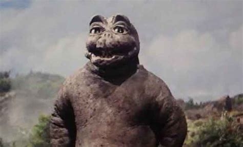 大久保公園「立ちんぼ最新事情」を元セクシー女優が取材した結果…座りながら客を待つ“外国人女性”も