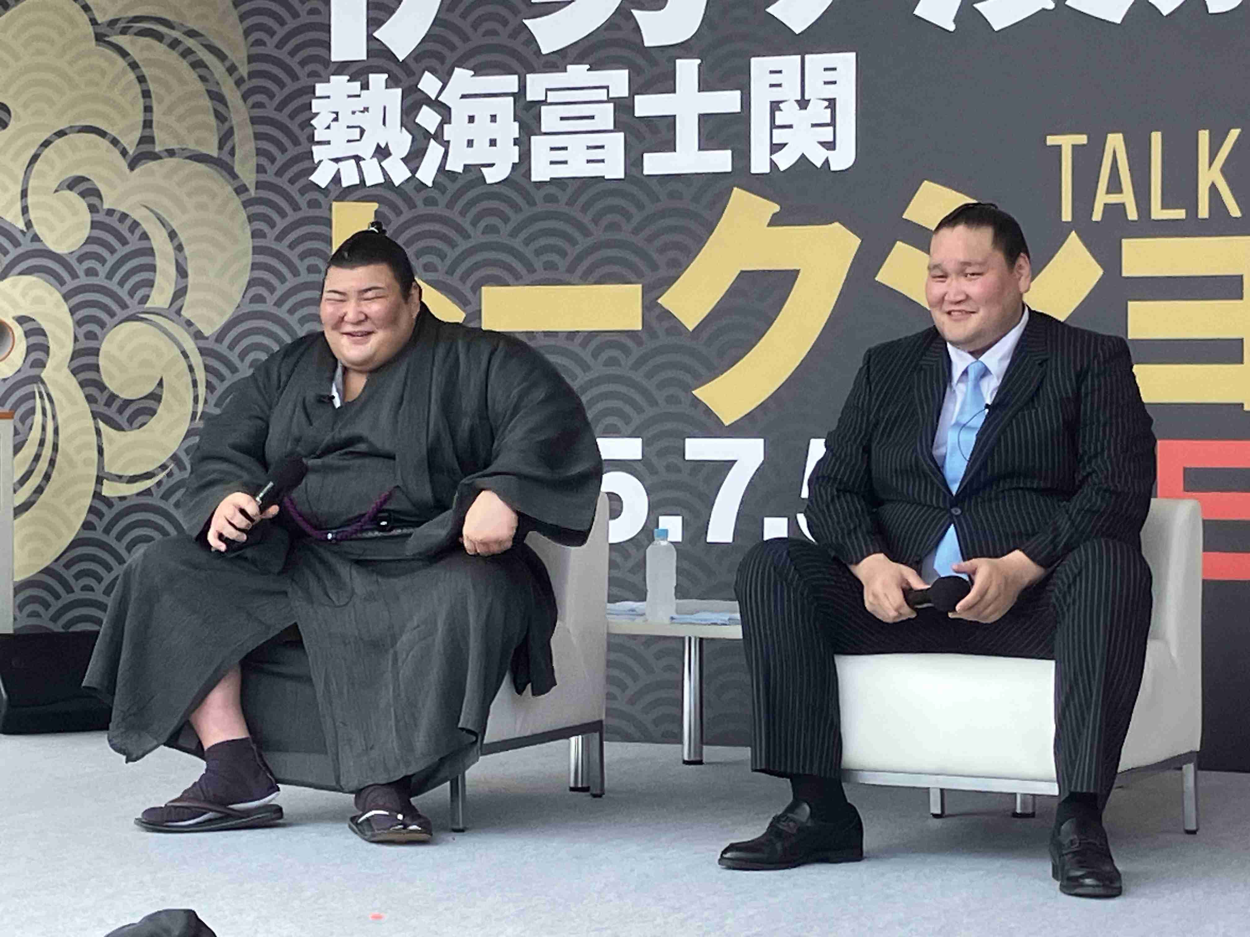 大関の安青錦　優勝インタビューで異例の行動　四方に体を向けて礼　場内が沸く　解説者も感心「21歳ですよ」