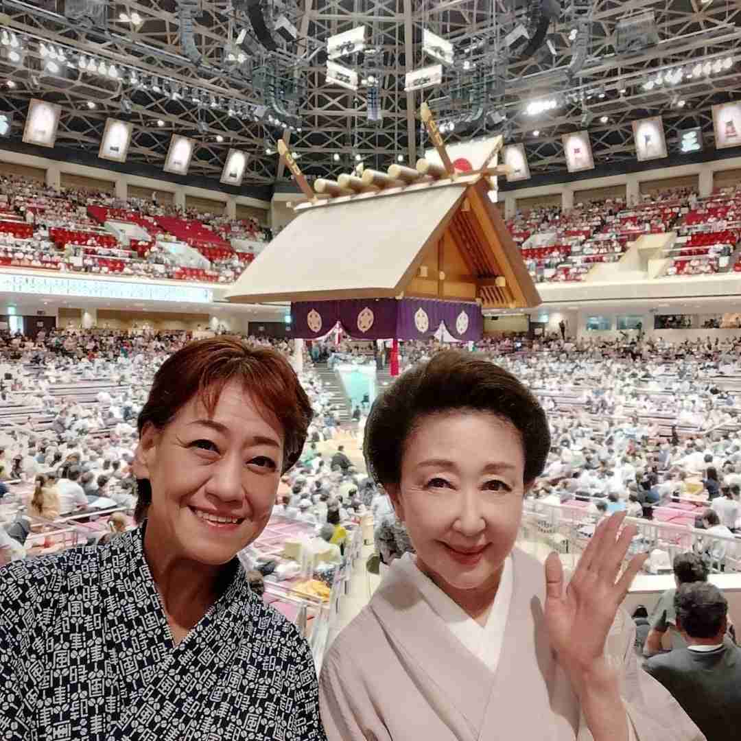 「上品な和服美人がいらっしゃると思ったら」熱戦の初場所、NHK中継映り込む女優の姿に騒然「美しい方は美しく歳を」