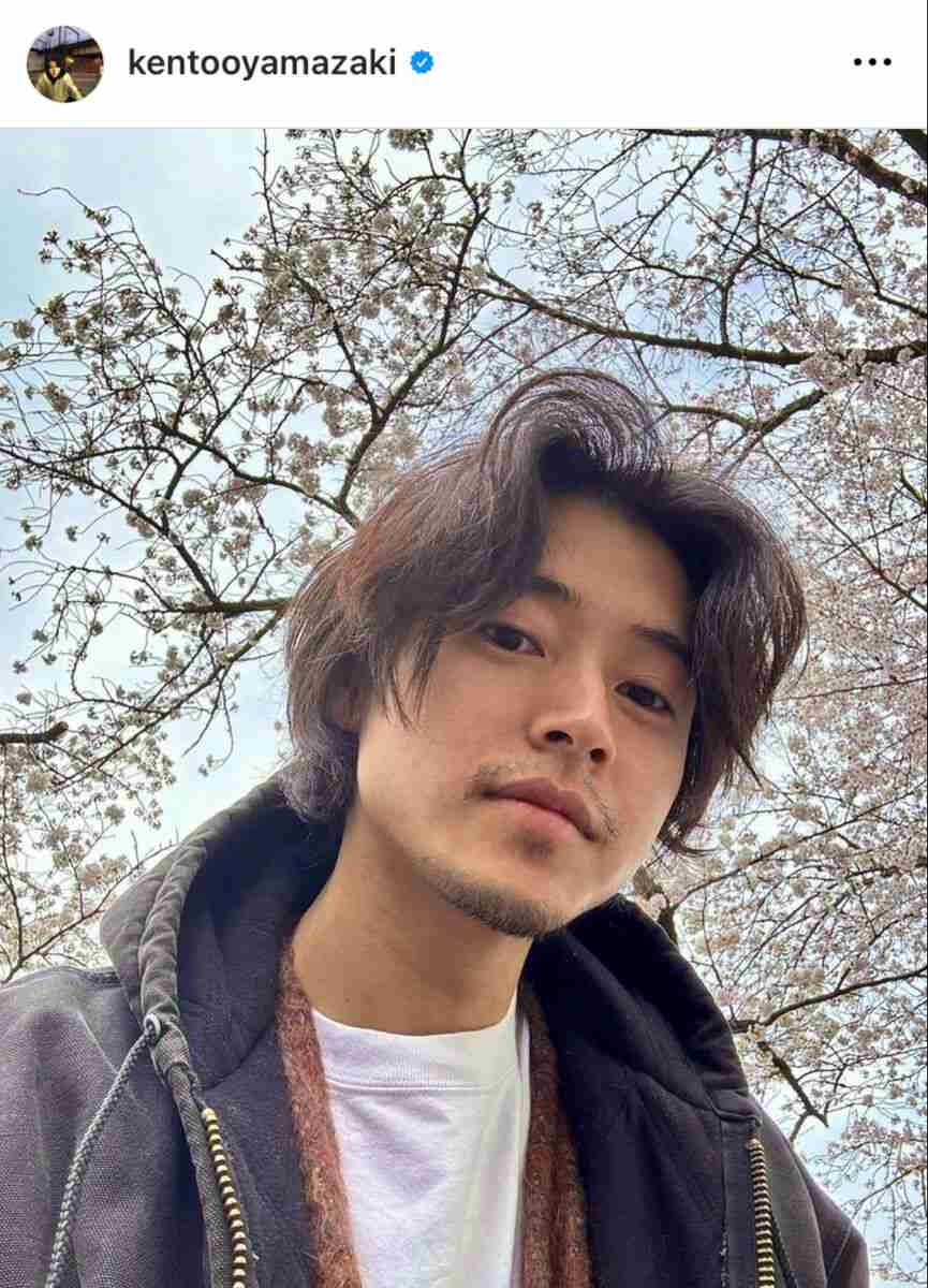 山崎賢人、ワイルドなヒゲ姿のパリ滞在SHOTに反響「爆イケすぎる」「かっこいいっ」