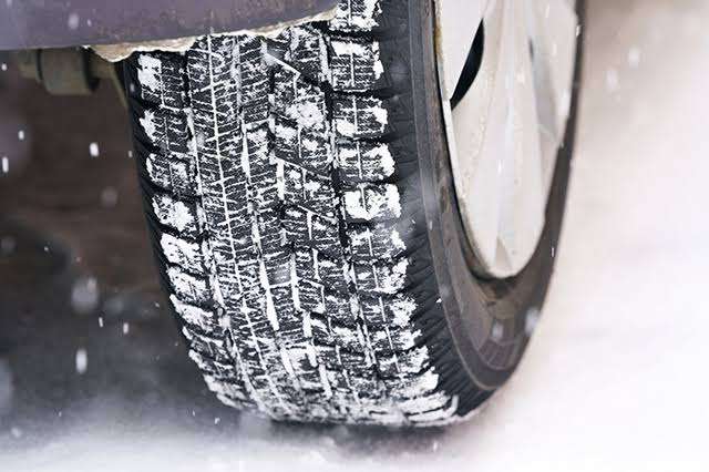 ノーマルタイヤで雪道を走る心理はなんなのか