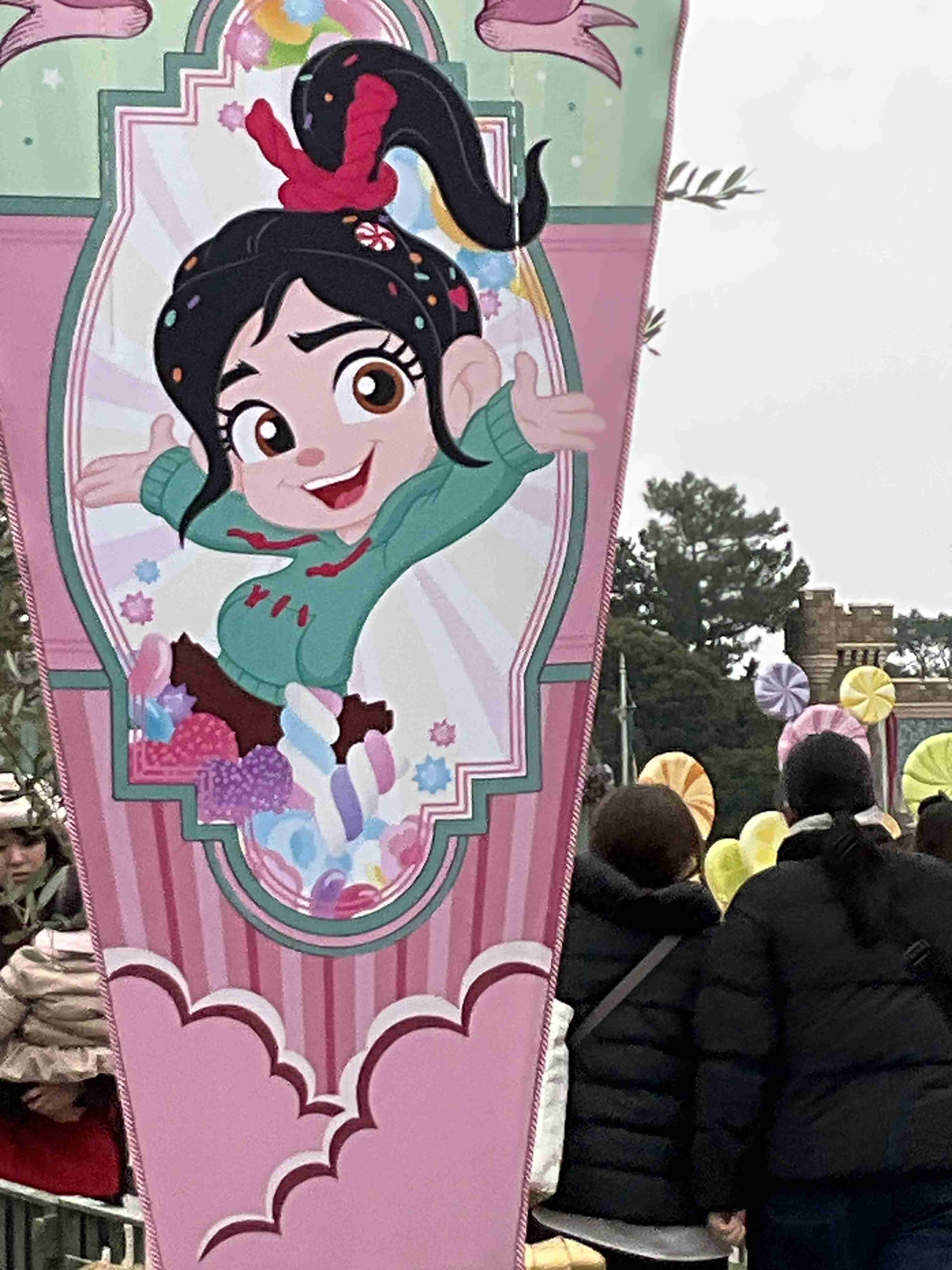 東京ディズニーランド、「シュガー・ラッシュ」新規屋内型アトラクションの開業時期を2027年春に決定