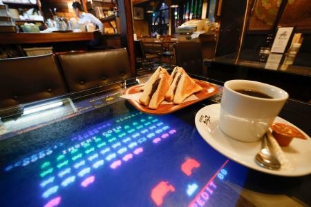 「スナック」「大衆酒場」「純喫茶」が再ブーム 令和の若者たちが集う理由とは?